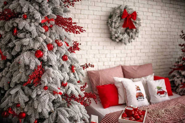 Árbol Navidad Festivamente Decorado Con Bolas —  Fotos de Stock