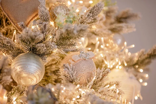 Kerstboom Feestelijk Versierd Met Ballen — Stockfoto