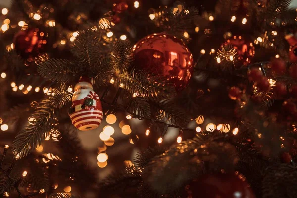 Weihnachtsbaum Festlich Mit Kugeln Geschmückt — Stockfoto