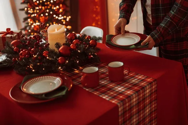 Man Serving Table Close — Stock Photo, Image