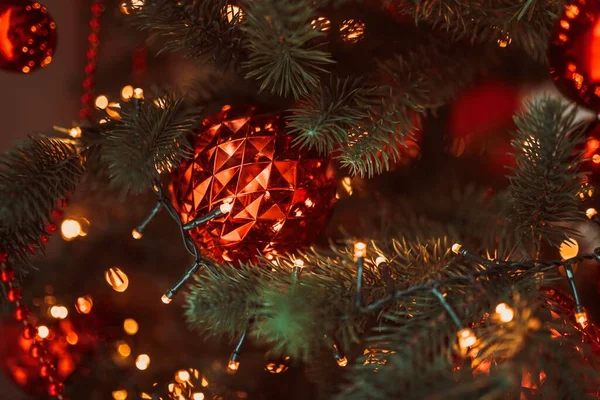 圣诞树 装饰着球 — 图库照片