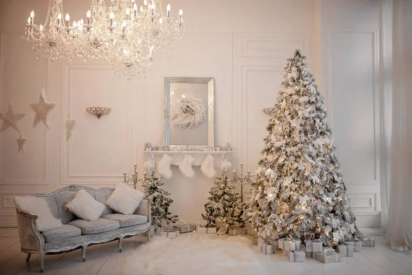 Odada Noel süslemesi, stüdyo