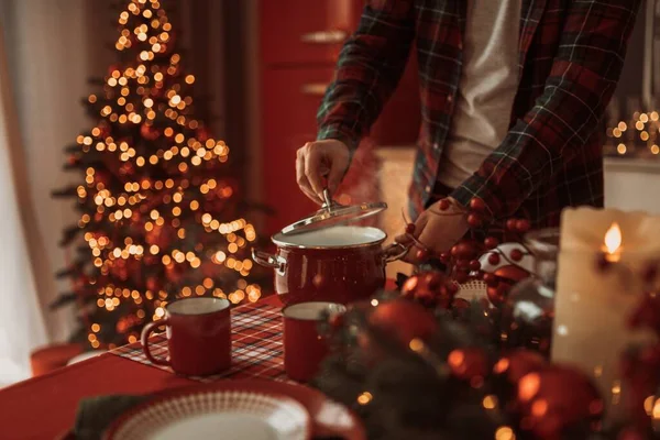 人を開く鍋蓋 キッチンでクリスマスの装飾 — ストック写真