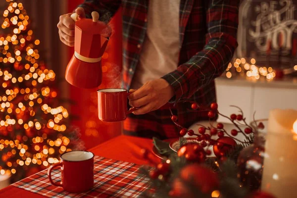 Homme Pyjama Verser Café Dans Tasse Rouge Cafetière Geyser Dans — Photo