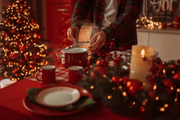 Человек Открывает Крышку Банка Рождественский Декор Кухне — стоковое фото