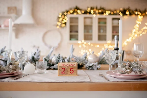 25 Aralık tarihli ahşap bloklu Noel takvimi