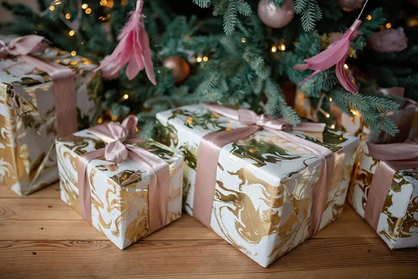 Świątecznie Zawinięte Pudełka Pod Choinką — Zdjęcie stockowe