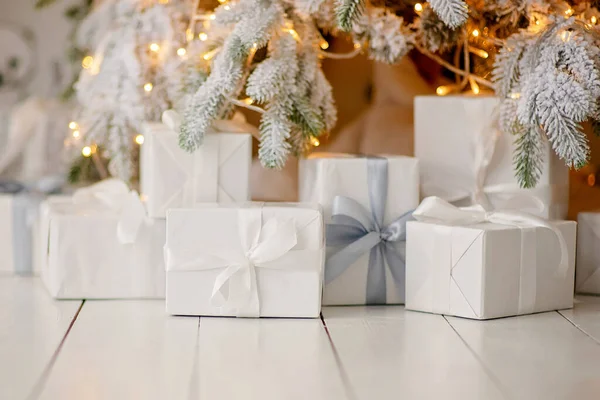 Κουτιά Τυλιγμένα Πανηγυρικά Κάτω Από Χριστουγεννιάτικο Δέντρο — Φωτογραφία Αρχείου