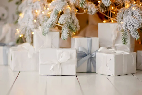 Noel ağacının altında paketlenmiş kutular