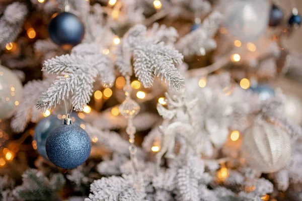 Weihnachtsbaum Festlich Mit Kugeln Geschmückt — Stockfoto