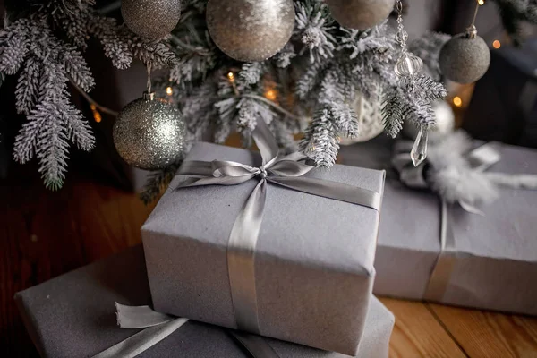 Κουτιά Τυλιγμένα Πανηγυρικά Κάτω Από Χριστουγεννιάτικο Δέντρο — Φωτογραφία Αρχείου