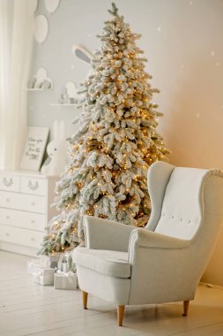 Noel ağacı ve sandalye, tatil için dekore edilmiş oda.
