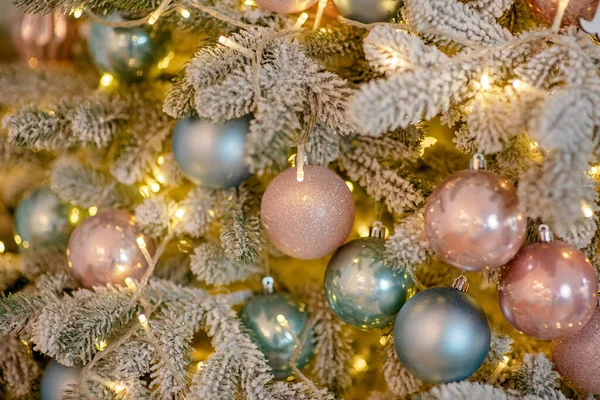 Árvore Natal Festivamente Decorada Com Bolas — Fotografia de Stock