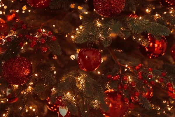 Weihnachtsbaum Festlich Mit Kugeln Geschmückt — Stockfoto