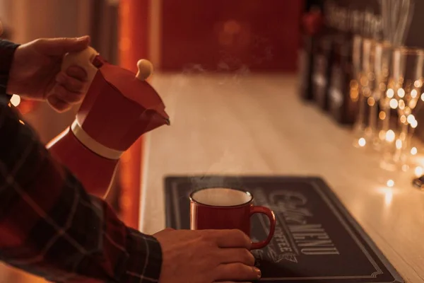 Pijamalı Bir Adam Sıcak Bir Noel Atmosferinde Gayzer Kahve Makinesinden — Stok fotoğraf