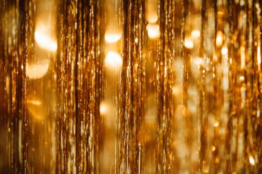 Parlak uçan kurdelelerin arka planında ışık saçan renkli folyo parçaları. Düşen parlak parlak ışık parçacıklarını yakalayın.. 