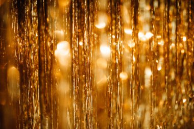 Parlak uçan kurdelelerin arka planında ışık saçan renkli folyo parçaları. Düşen parlak parlak ışık parçacıklarını yakalayın.. 