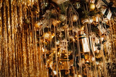 Şen Noel 'i kutluyoruz kış tatili altın parıltısı parıltı Coco Chanel kozmetik markası ters süslü ağaç süslemeleri sunar 