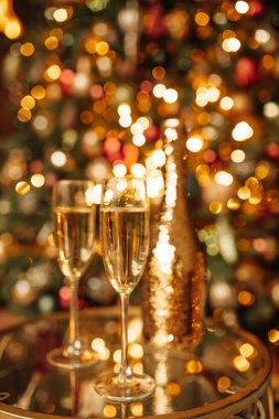 Mutlu Noel 'ler, bir şişe şampanya ve bardaklar