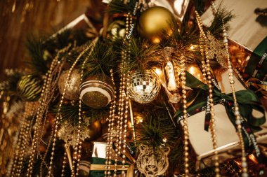 Şen Noel 'i kutluyoruz kış tatili altın parıltısı parıltı Coco Chanel kozmetik markası ters süslü ağaç süslemeleri sunar 