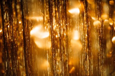 Parlak uçan kurdelelerin arka planında ışık saçan renkli folyo parçaları. Düşen parlak parlak ışık parçacıklarını yakalayın.. 