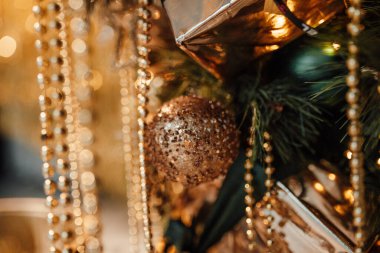 süslü ağaç süslemeleri oyuncak baloları hediyeler