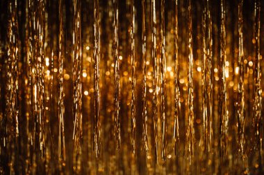 Parlak uçan kurdelelerin arka planında ışık saçan renkli folyo parçaları. Düşen parlak parlak ışık parçacıklarını yakalayın.. 