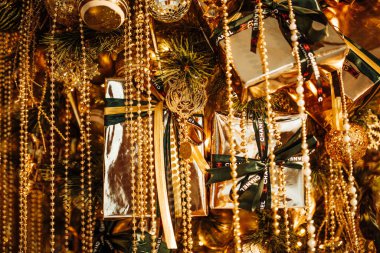 Şen Noel 'i kutluyoruz kış tatili altın parıltısı parıltı Coco Chanel kozmetik markası ters süslü ağaç süslemeleri sunar 