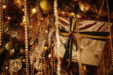 Şen Noel 'i kutluyoruz kış tatili altın parıltısı parıltı Coco Chanel kozmetik markası ters süslü ağaç süslemeleri sunar 