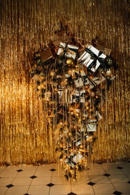 Şen Noel 'i kutluyoruz kış tatili altın parıltısı parıltı Coco Chanel kozmetik markası ters süslü ağaç süslemeleri sunar 