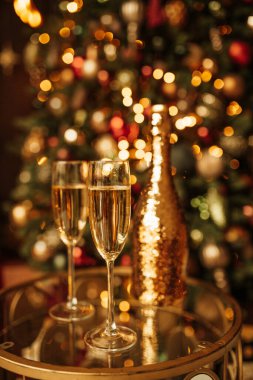 Mutlu Noel 'ler, bir şişe şampanya ve bardaklar