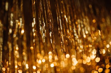 Parlak uçan kurdelelerin arka planında ışık saçan renkli folyo parçaları. Düşen parlak parlak ışık parçacıklarını yakalayın.. 