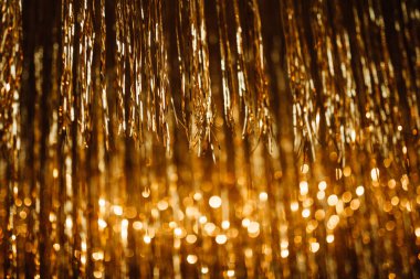 Parlak uçan kurdelelerin arka planında ışık saçan renkli folyo parçaları. Düşen parlak parlak ışık parçacıklarını yakalayın.. 