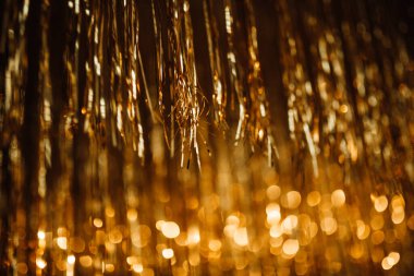 Parlak uçan kurdelelerin arka planında ışık saçan renkli folyo parçaları. Düşen parlak parlak ışık parçacıklarını yakalayın.. 