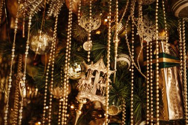 Şen Noel 'i kutluyoruz kış tatili altın parıltısı parıltı Coco Chanel kozmetik markası ters süslü ağaç süslemeleri sunar 