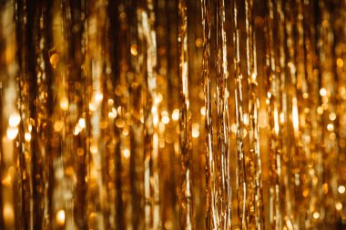 Parlak uçan kurdelelerin arka planında ışık saçan renkli folyo parçaları. Düşen parlak parlak ışık parçacıklarını yakalayın.. 