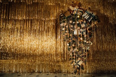 Şen Noel 'i kutluyoruz kış tatili altın parıltısı parıltı Coco Chanel kozmetik markası ters süslü ağaç süslemeleri sunar 