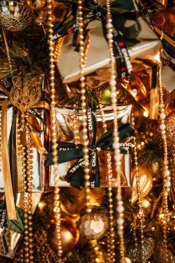 Şen Noel 'i kutluyoruz kış tatili altın parıltısı parıltı Coco Chanel kozmetik markası ters süslü ağaç süslemeleri sunar 