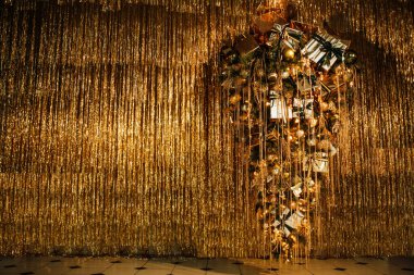 Şen Noel 'i kutluyoruz kış tatili altın parıltısı parıltı Coco Chanel kozmetik markası ters süslü ağaç süslemeleri sunar 