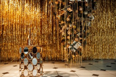 Mutlu Noel 'ler, kadehli bir şişe şampanya