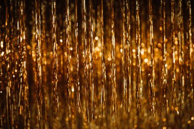 Parlak uçan kurdelelerin arka planında ışık saçan renkli folyo parçaları. Düşen parlak parlak ışık parçacıklarını yakalayın.. 