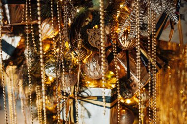 Şen Noel 'i kutluyoruz kış tatili altın parıltısı parıltı Coco Chanel kozmetik markası ters süslü ağaç süslemeleri sunar 