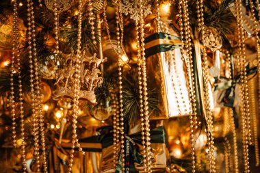 Şen Noel 'i kutluyoruz kış tatili altın parıltısı parıltı Coco Chanel kozmetik markası ters süslü ağaç süslemeleri sunar 