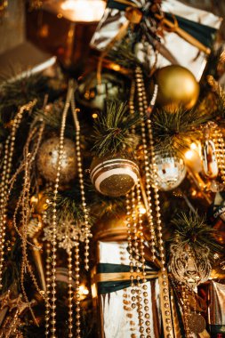 süslü ağaç süslemeleri oyuncak baloları hediyeler