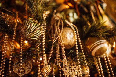 süslü ağaç süslemeleri oyuncak baloları hediyeler