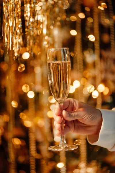 Festeggiamo Buon Natale Persona Che Tiene Bicchiere Champagne — Foto Stock