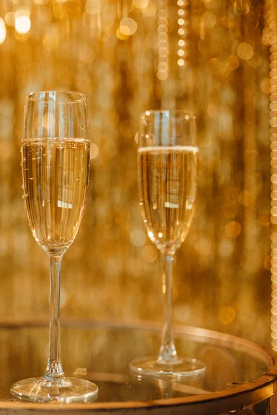 Slavíme Veselé Vánoce Šampaňské Sklenicích — Stock fotografie