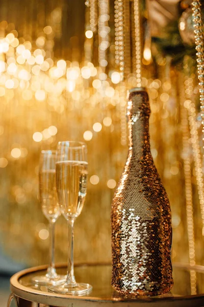 Slavíme Veselé Vánoce Láhev Šampaňského Skleničky — Stock fotografie