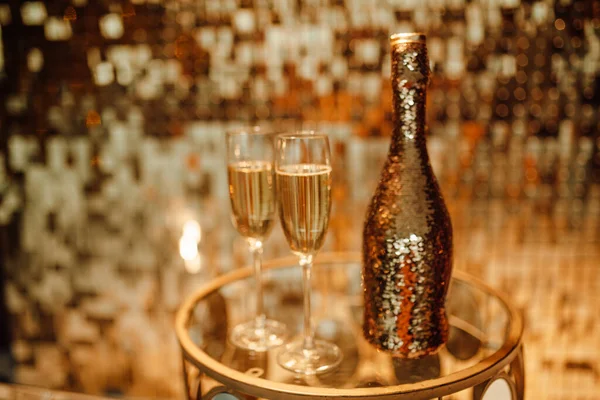 陽気なクリスマス シャンパンとグラスのボトルを祝う — ストック写真