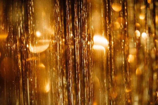 Parlak uçan kurdelelerin arka planında ışık saçan renkli folyo parçaları. Düşen parlak parlak ışık parçacıklarını yakalayın.. 